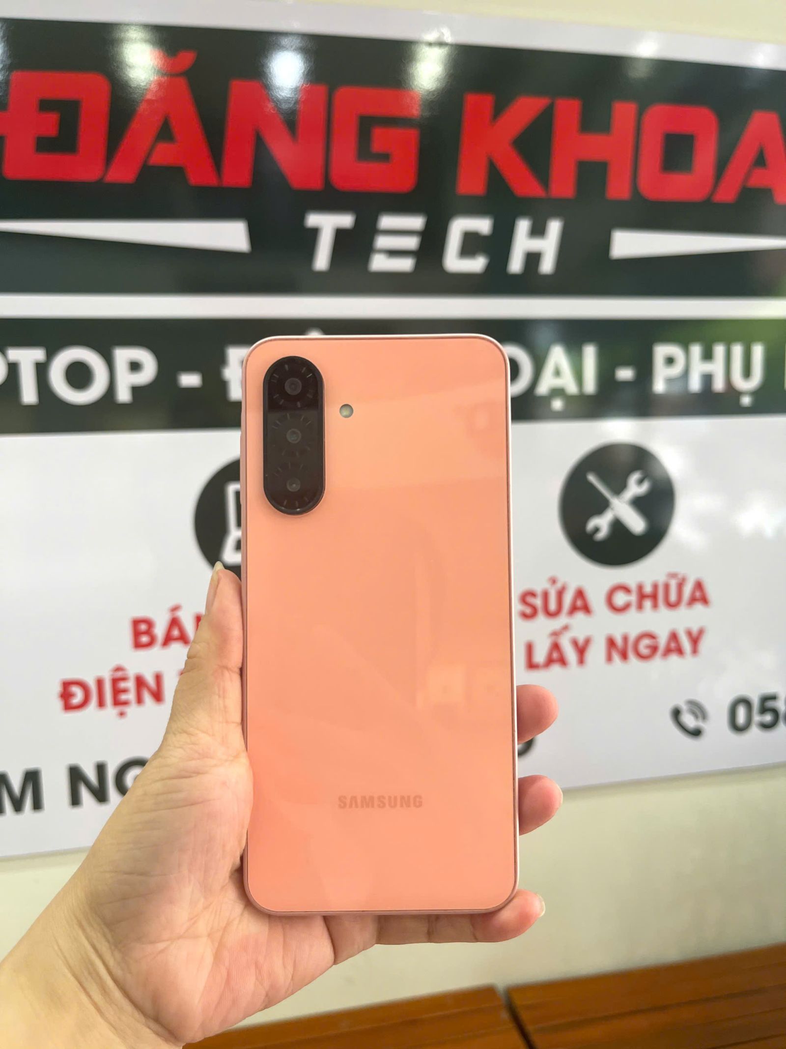 Điện thoại cũ giá rẻ được bày bán tại cửa hàng