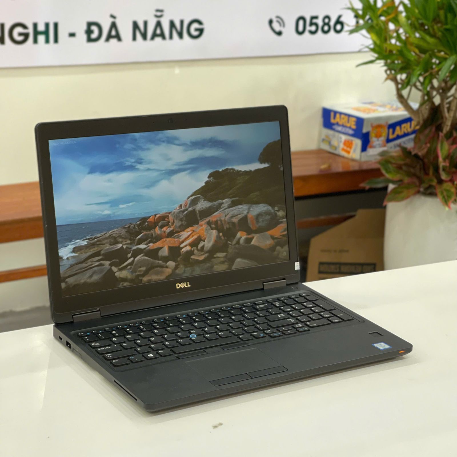 Kỹ thuật viên kiểm tra và sửa chữa laptop lấy ngay tại Đà Nẵng