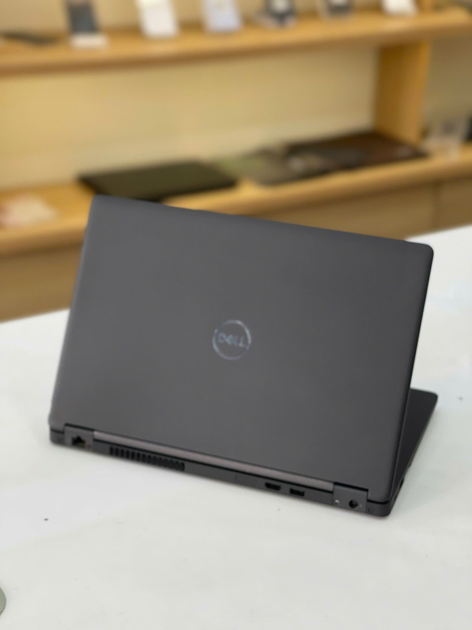 Laptop văn phòng 8GB RAM năm 2026 đặt trên bàn làm việc