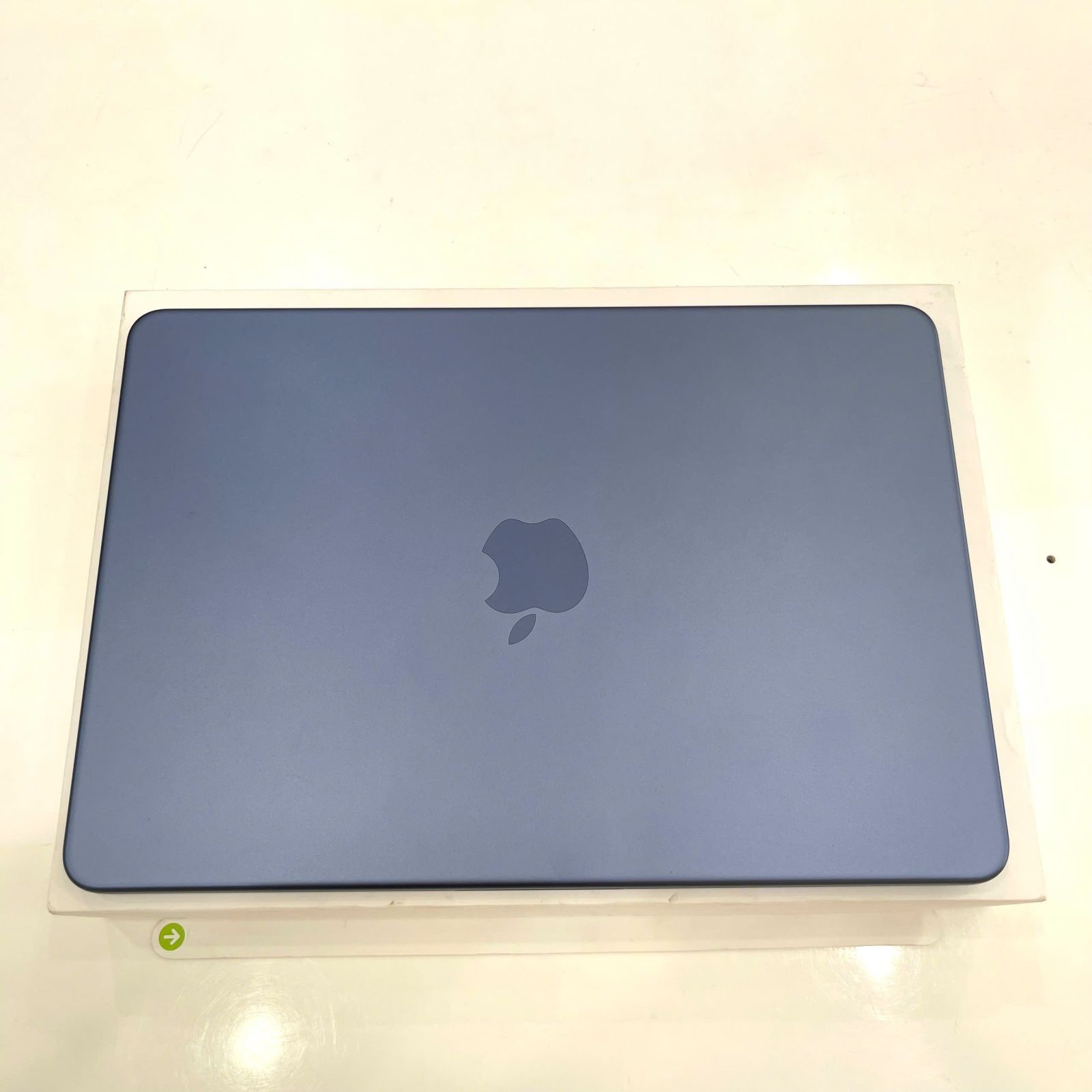 MacBook cũ với thiết kế kim loại nguyên khối sang trọng