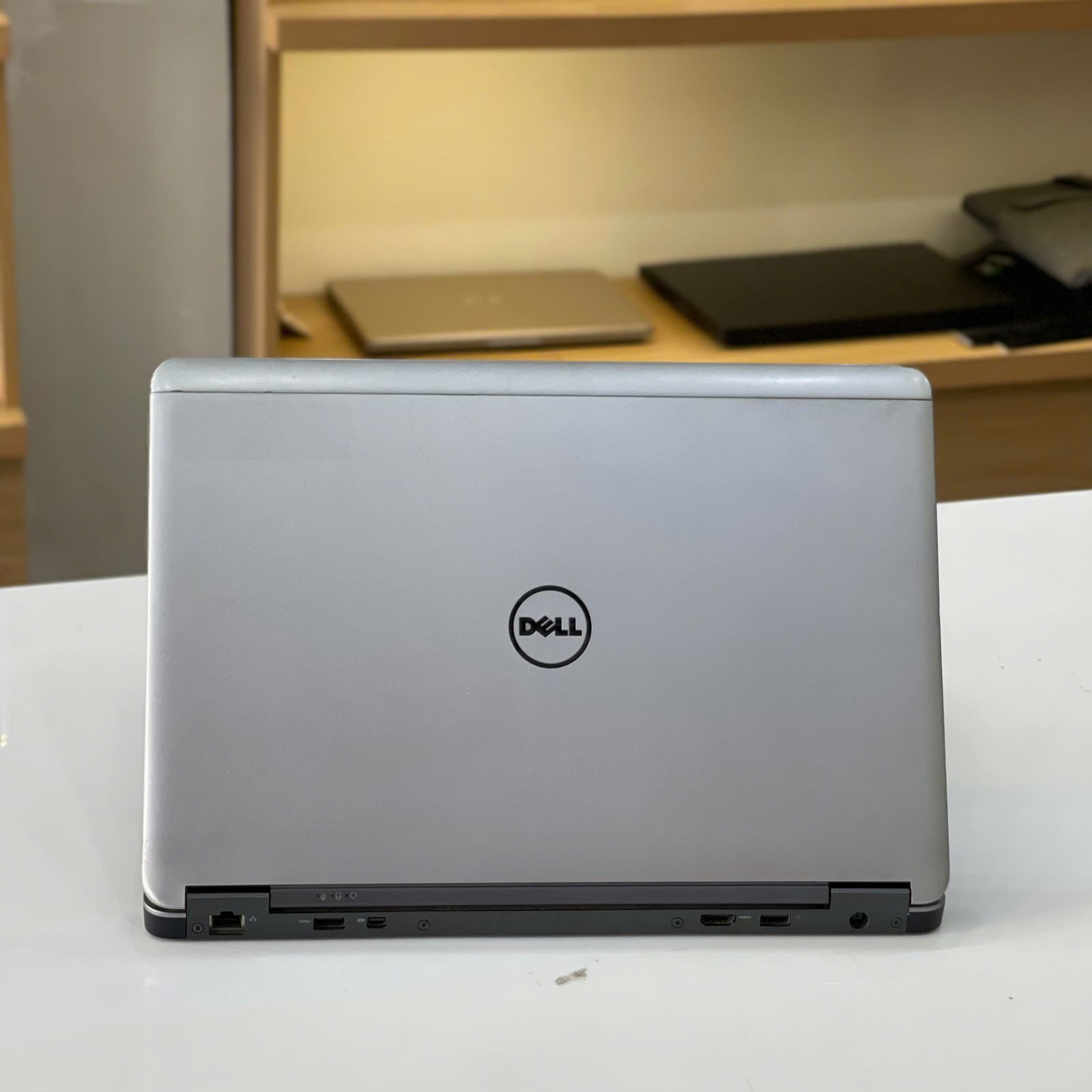 Kỹ thuật viên vệ sinh laptop tại Đà Nẵng, làm sạch bàn phím và hệ thống tản nhiệt
