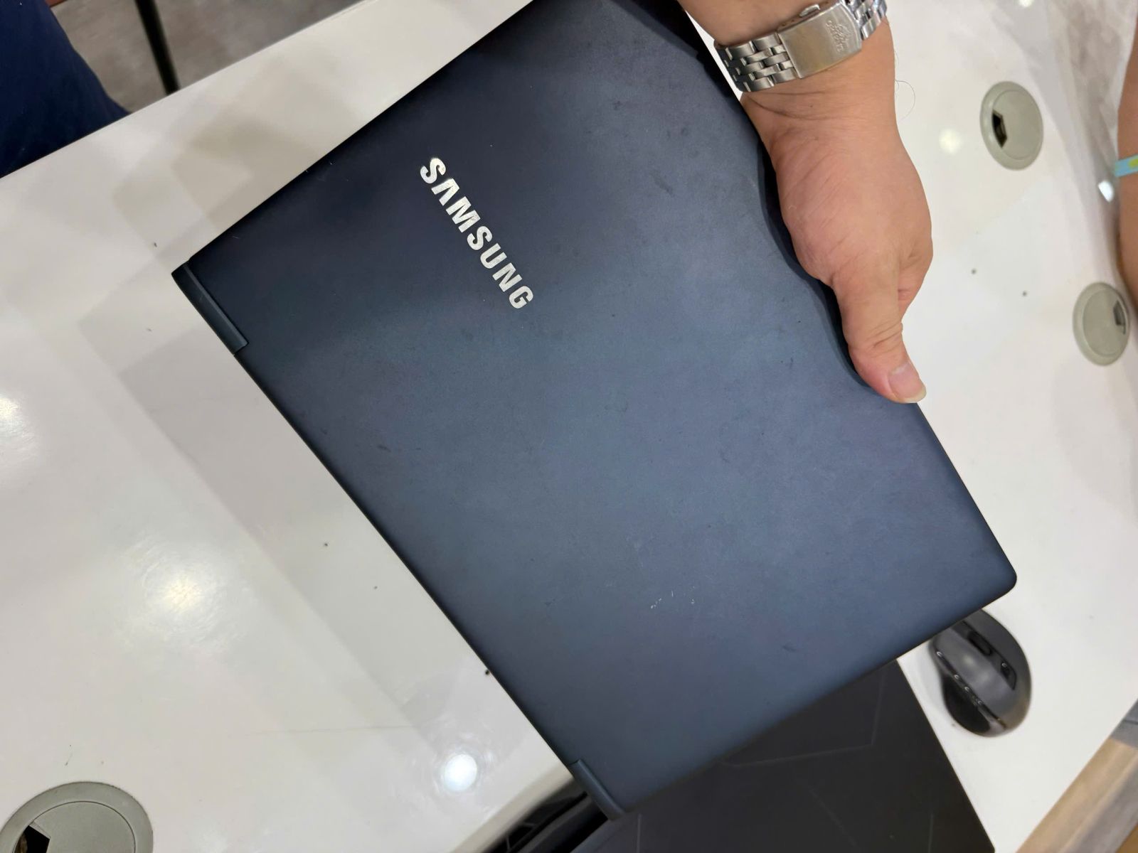 Laptop cũ giá rẻ được bày bán và kiểm tra cấu hình trước khi mua