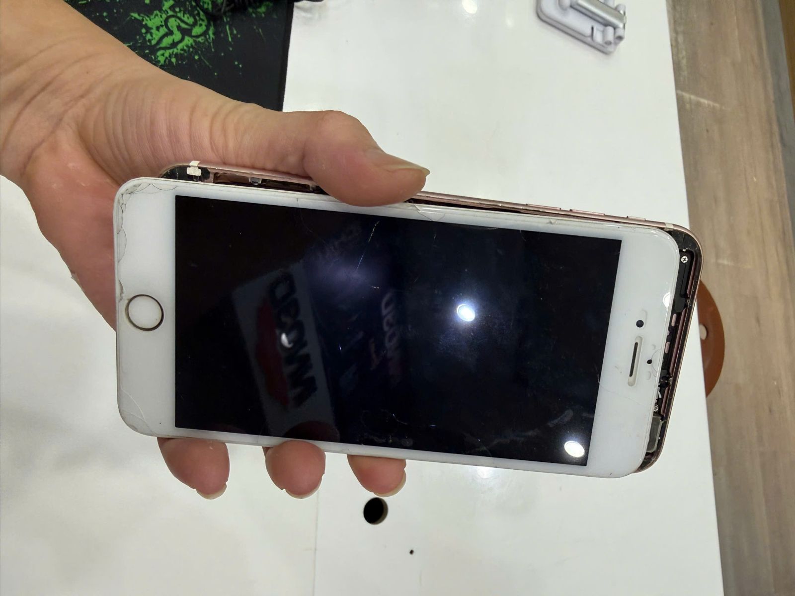 Kiểm tra và định giá iPhone lỗi trước khi thu mua