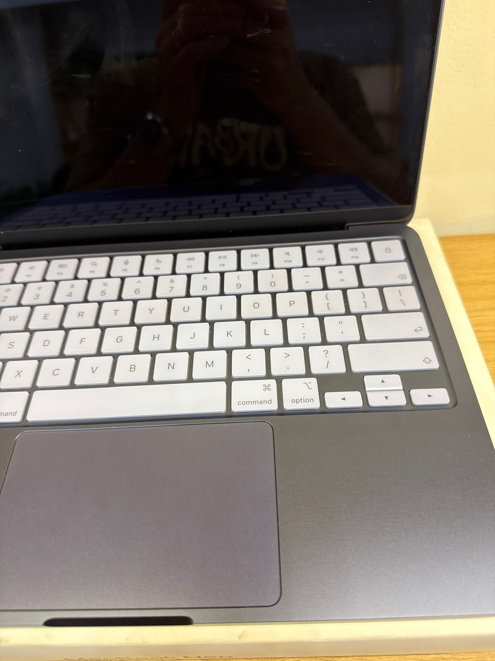 Kỹ thuật viên tháo bàn phím laptop để thay thế