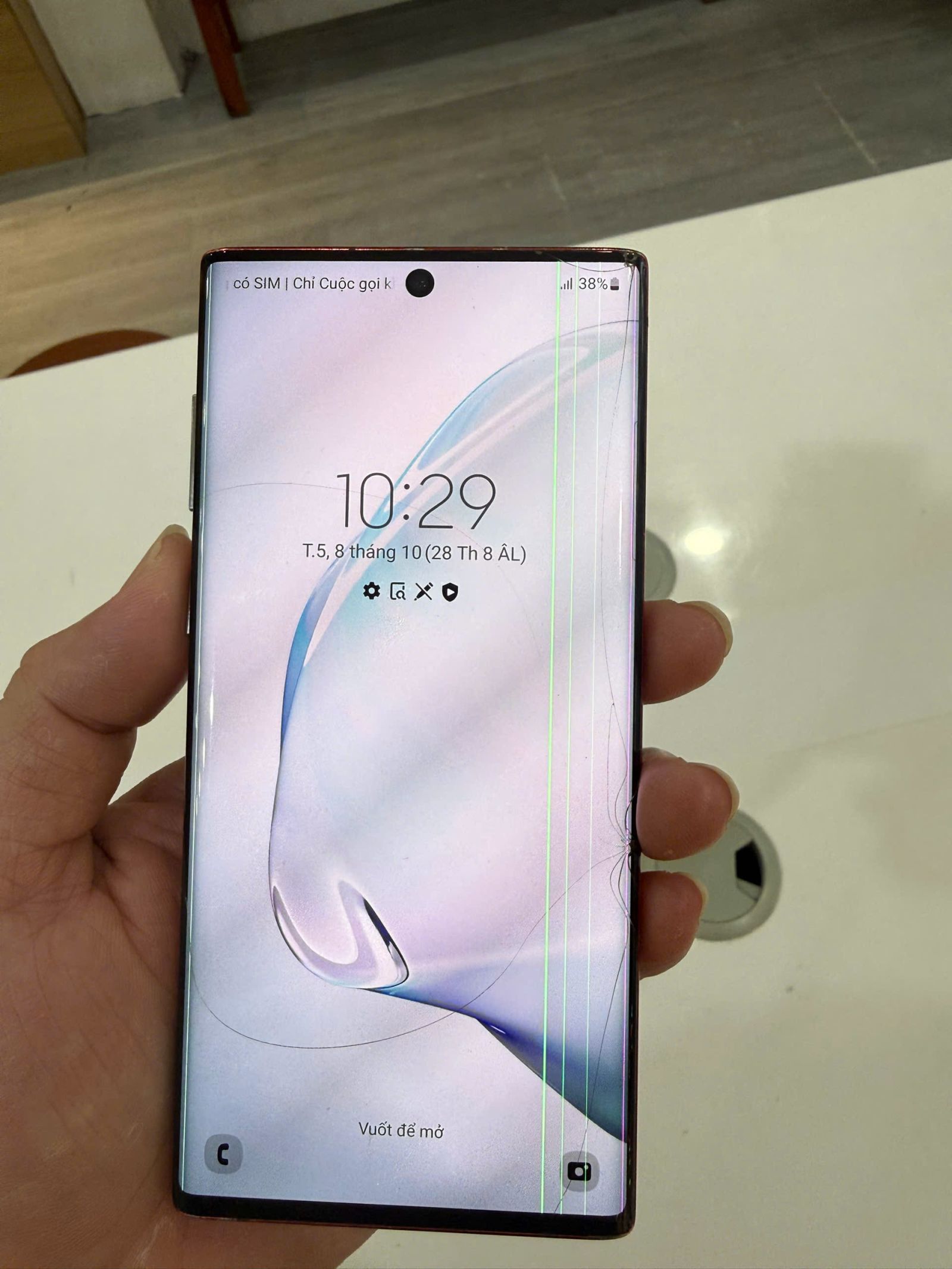 Chiếc điện thoại Samsung bị lỗi màn hình được đặt trên bàn