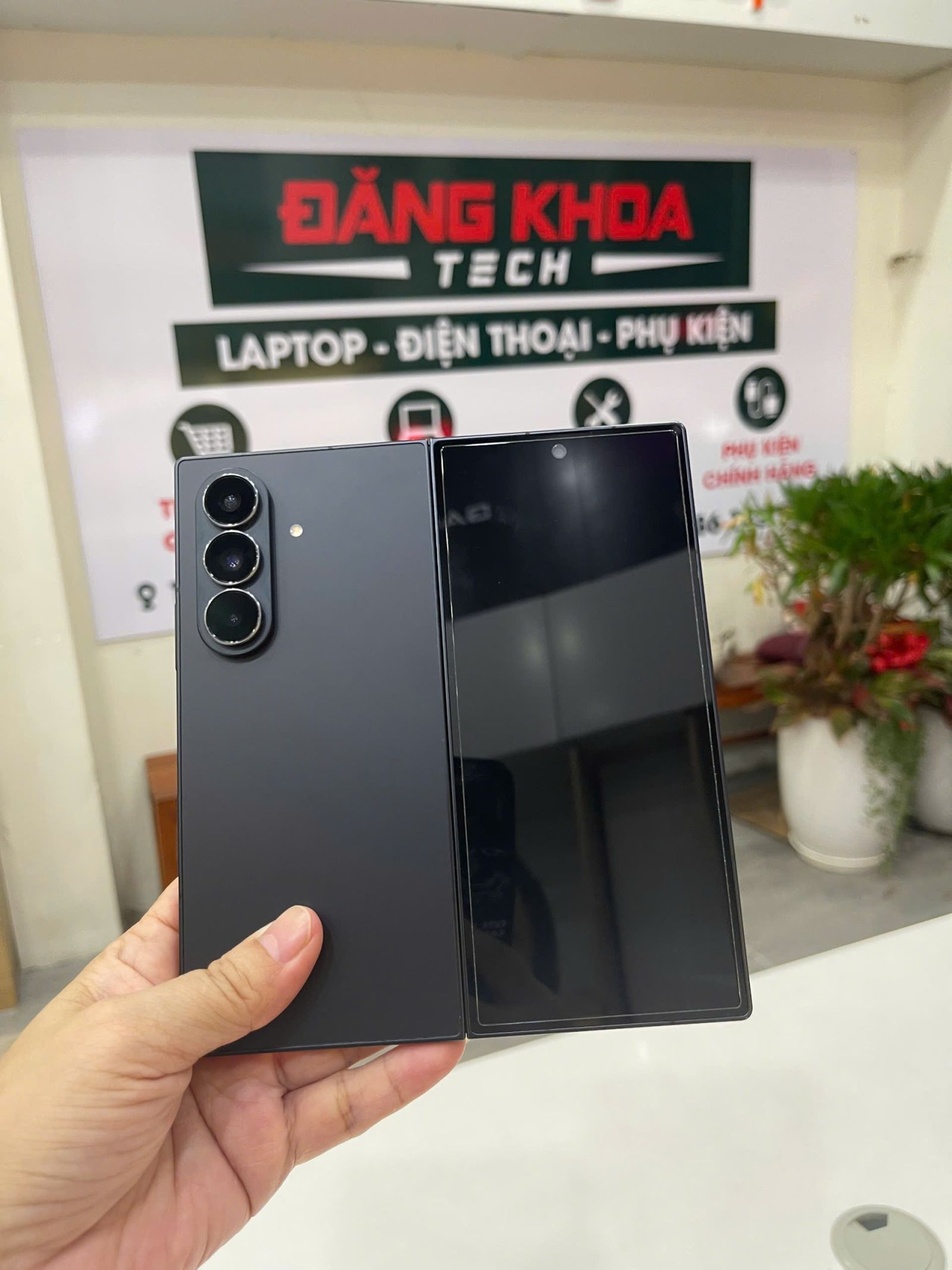 Không gian trưng bày điện thoại giá rẻ tại cửa hàng Đà Nẵng