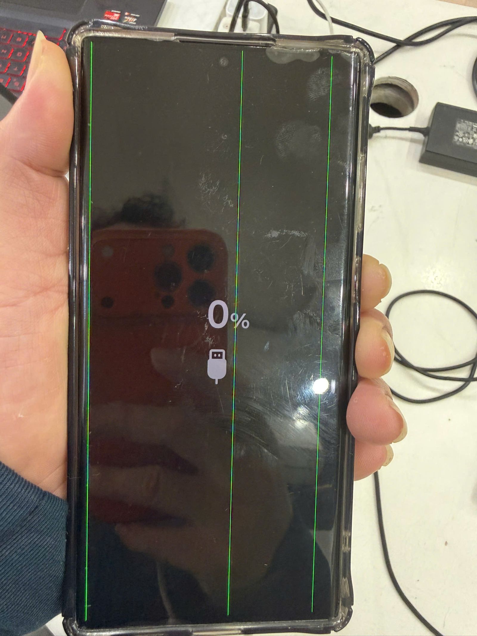 Nhân viên Đăng Khoa Tech kiểm tra và định giá điện thoại cũ hư hỏng