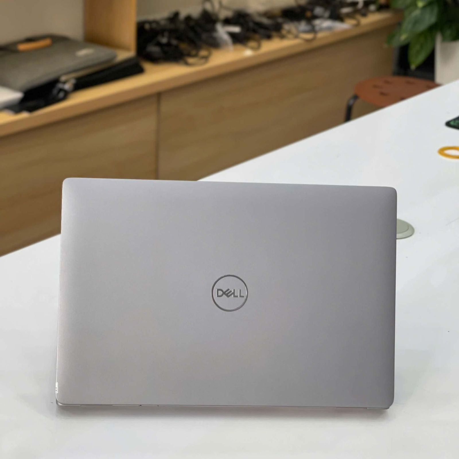 Mặt lưng laptop khi kiểm tra tình trạng pin và số lần sạc