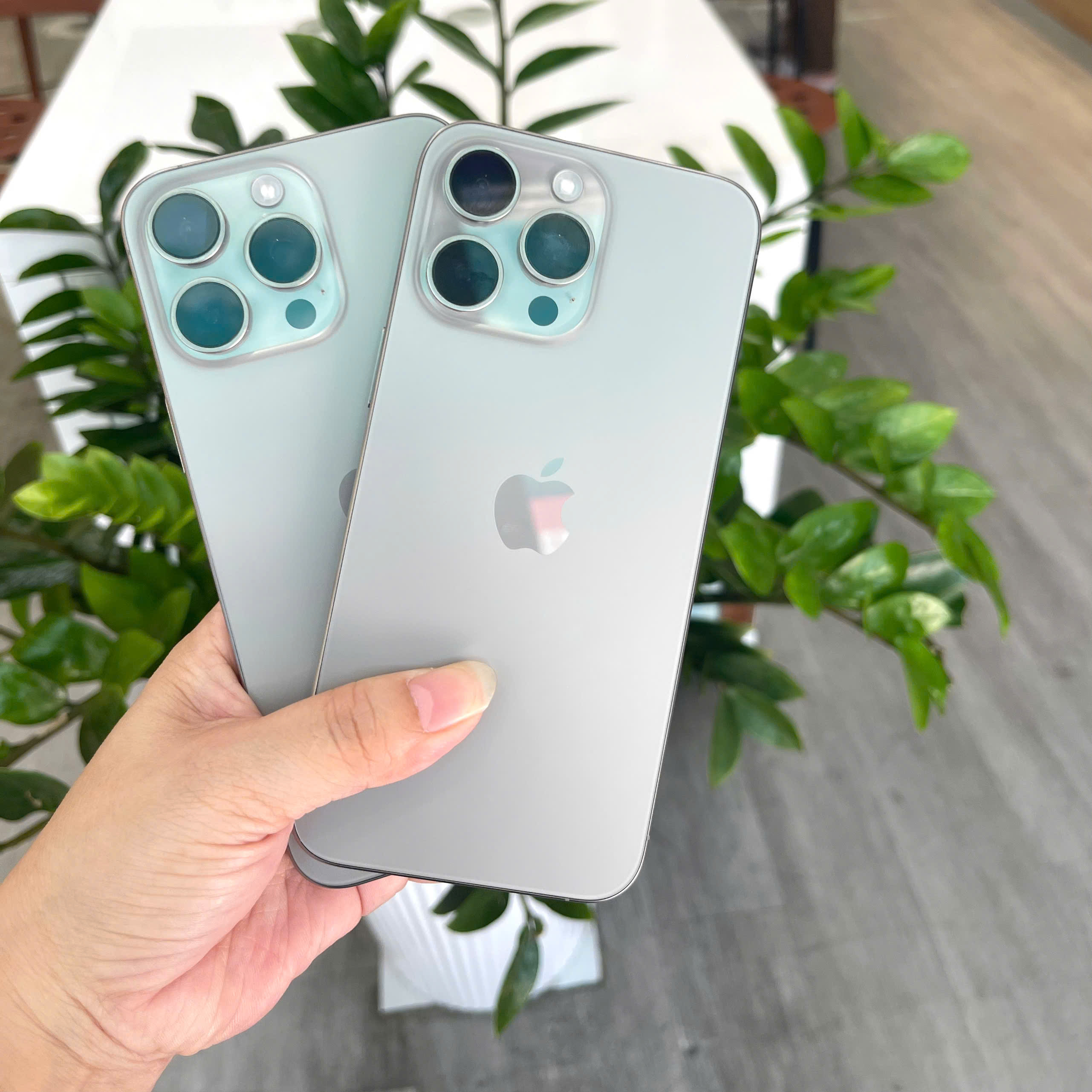 Thiết kế khung viền titan và mặt lưng kính nhám của iPhone 15 Pro Max