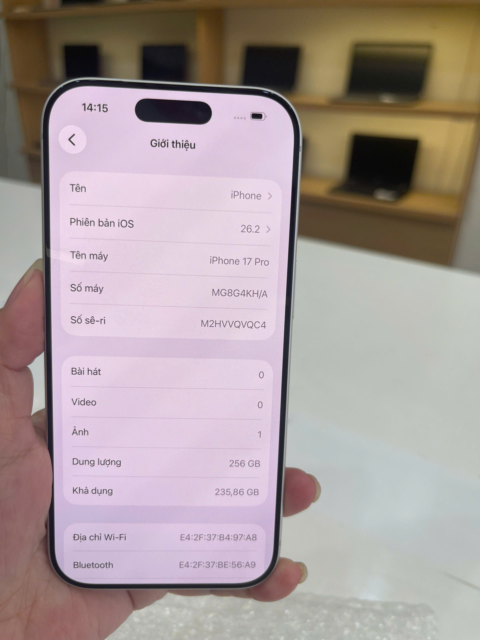 Cận cảnh cạnh viền và mặt lưng iPhone 17 Pro 256GB