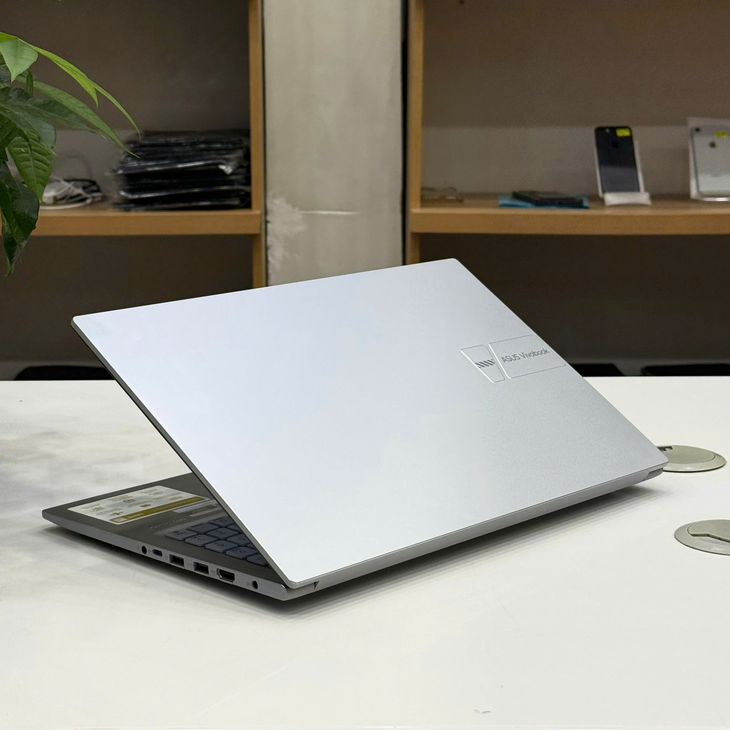 ASUS VivoBook X1504ZA tổng thể mỏng nhẹ còn bảo hành hãng