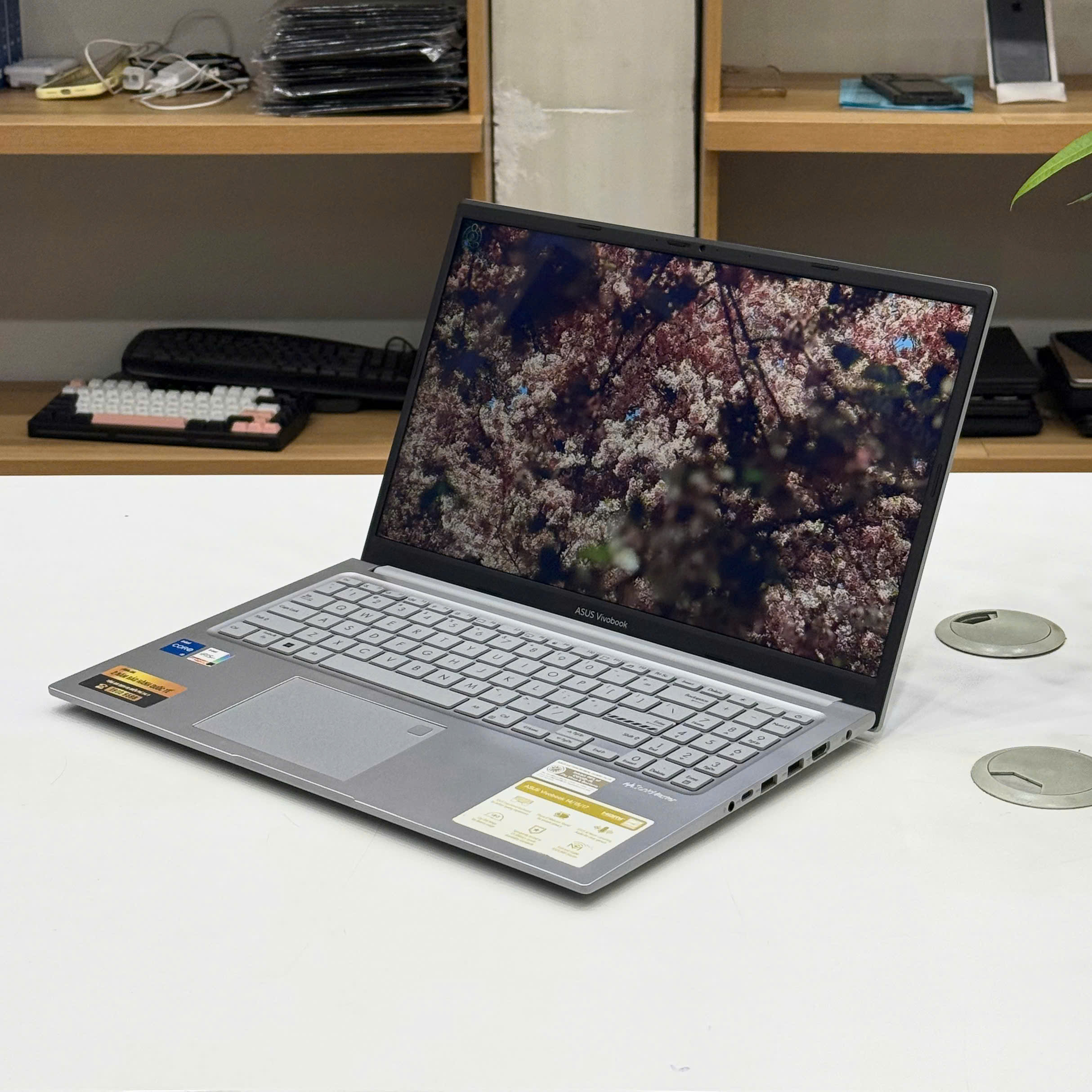 Màn hình 15.6 inch Full HD của ASUS VivoBook X1504ZA