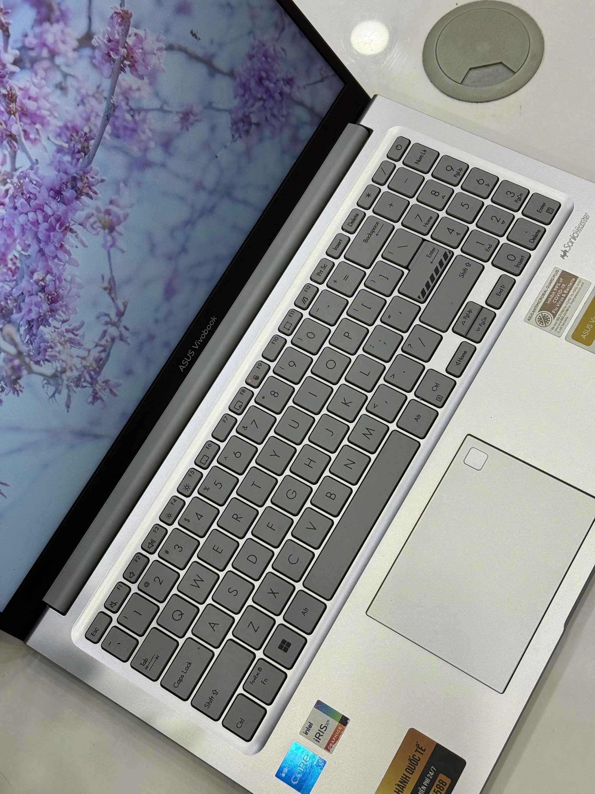 Cổng kết nối và thời lượng pin của ASUS VivoBook X1504ZA