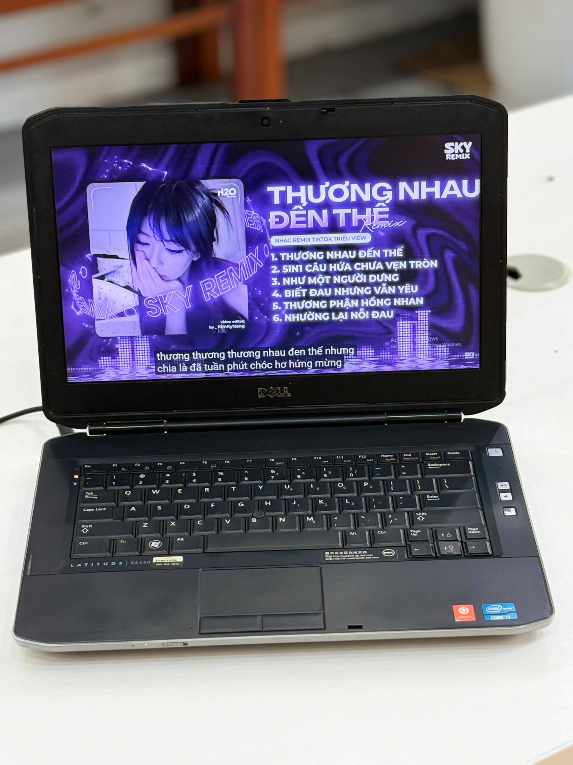 Cạnh viền và mặt lưng Laptop Dell E7240 chắc chắn