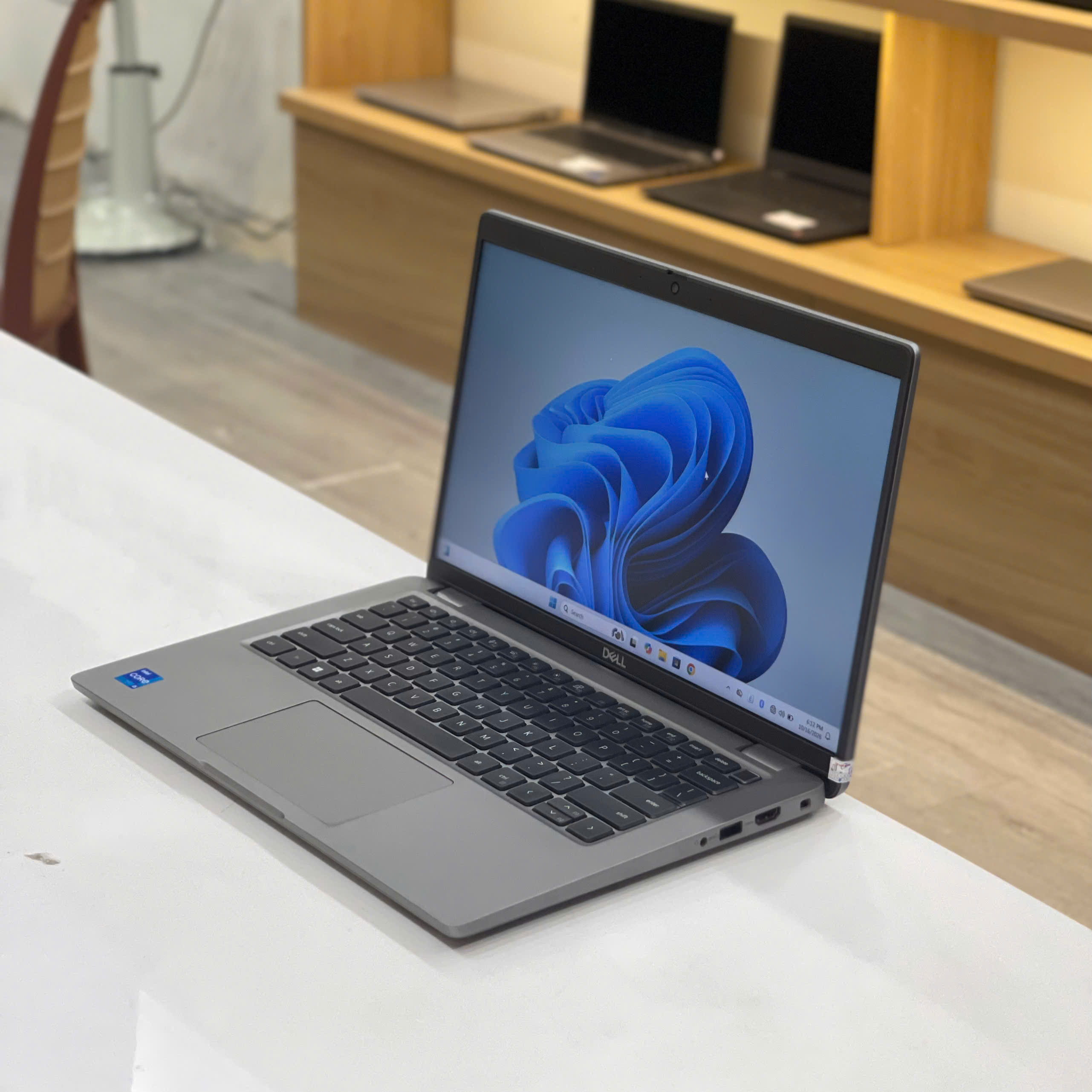 Cận cảnh bàn phím và khu vực bàn di chuột Dell 5440