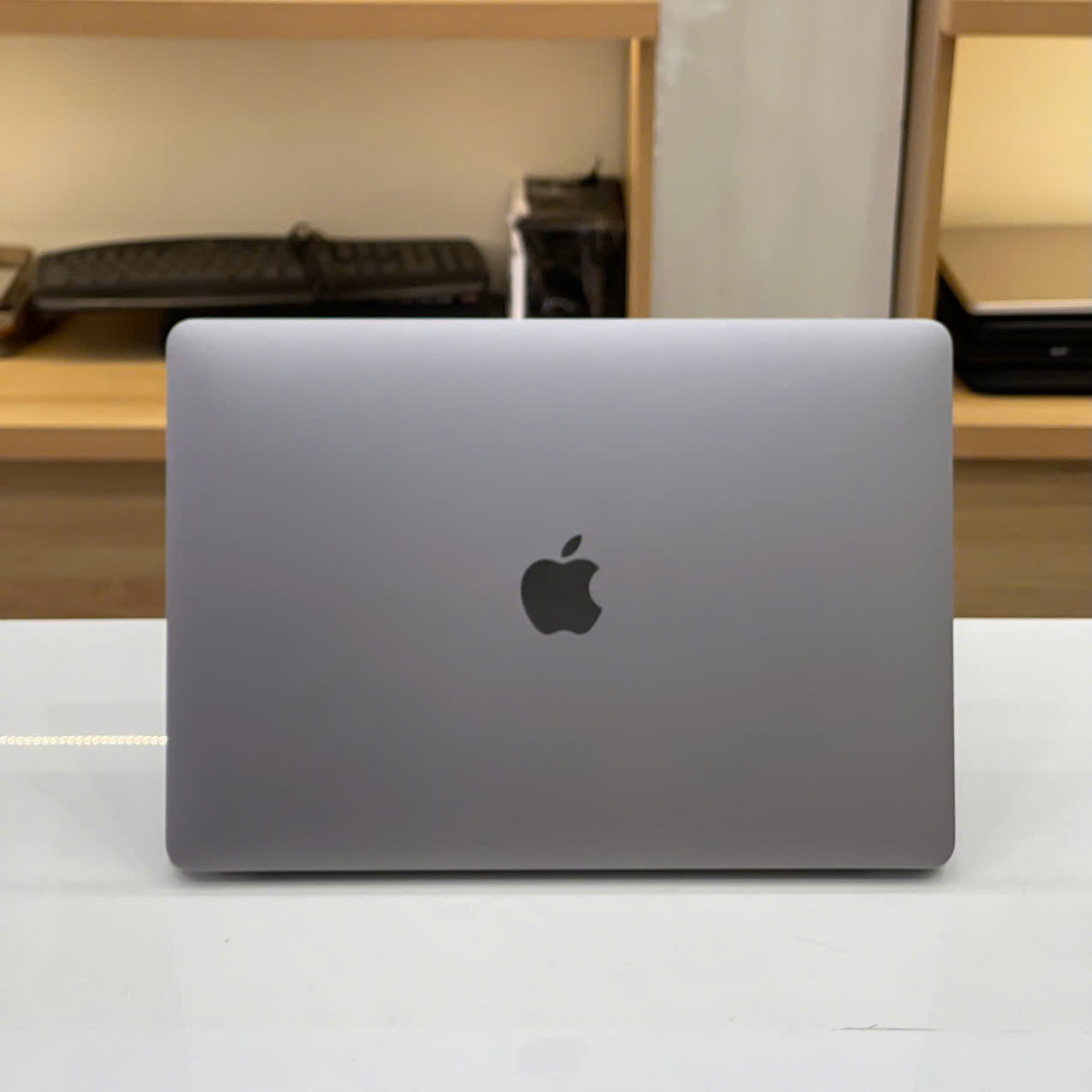 MacBook Pro 2020 13 inch Core i7 16GB 512GB tổng thể góc chéo