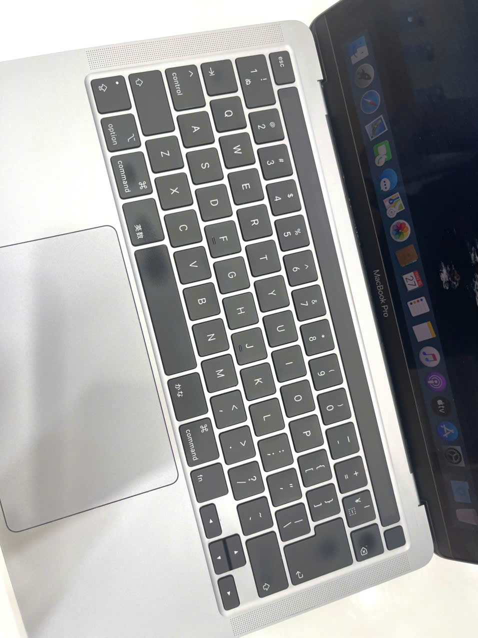 Bàn phím Magic Keyboard và Touch Bar trên MacBook Pro 2020 13 inch