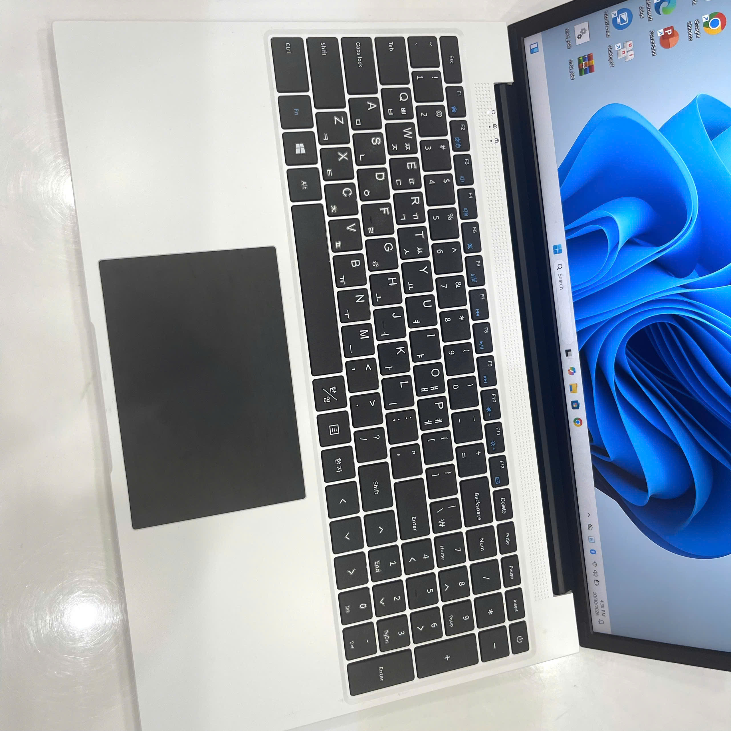 Cổng kết nối và cạnh viền laptop Celeron N5095 16GB