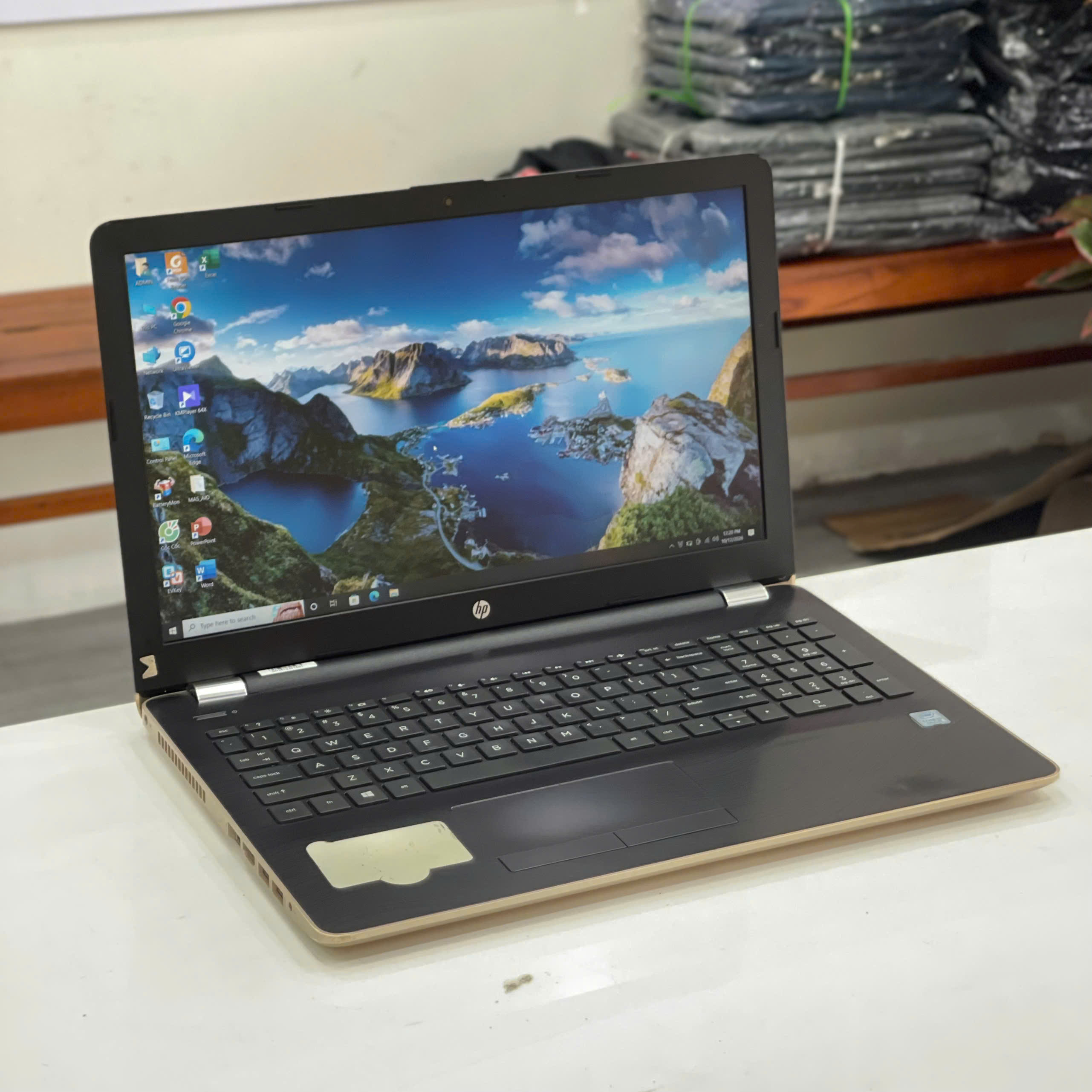 HP Laptop 15-bs1xx nhìn từ góc chéo