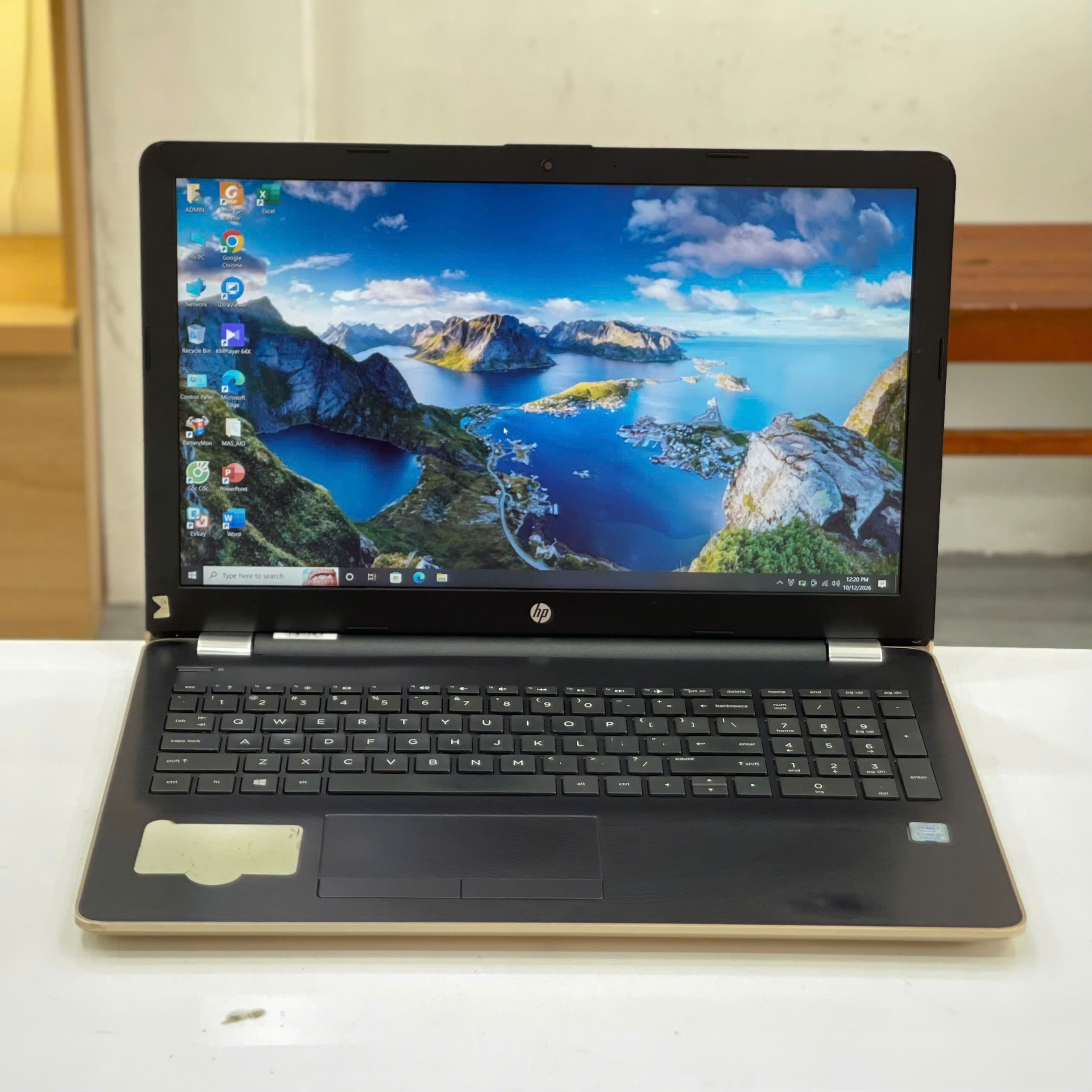 Thiết kế và bàn phím laptop HP 15-bs1xx
